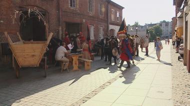 Historyczna inscenizacja na ulicy Wałowej