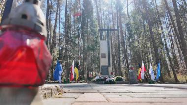 Uczniowie wspomnieli poległych podczas Marszu Śmierci